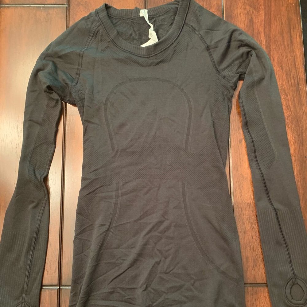 Black lululemon swiftly tech long sleeve. Size 2 good condition